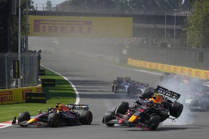 The moment of impact between the cars of Leclerc and Checo Pérez, this Sunday. 