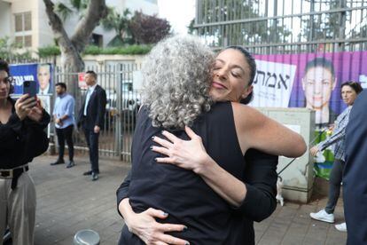 Merav Mijaeli, con el pelo recogido, abraza a una de sus votantes, el pasado martes en Tel Aviv.