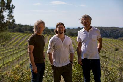 El músico Bon Jovi, su hijo, Jesse Bongiovi, y el viticultor francés Gérard Bertrand.