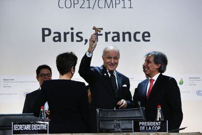 El presidente del COP21, el ministro de Asuntos Exteriores Laurent Fabius, ejerciendo su poder.
