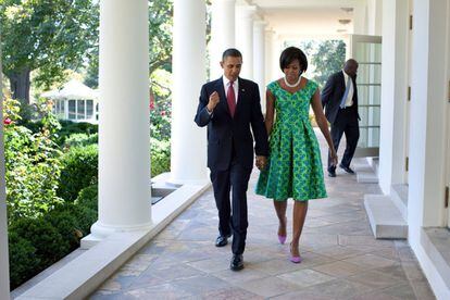 El expresidente Obama y su esposa pasean cogidos de la mano por la columnata de la Casa Blanca el 21 de septiembre de 2010, en Washington DC.