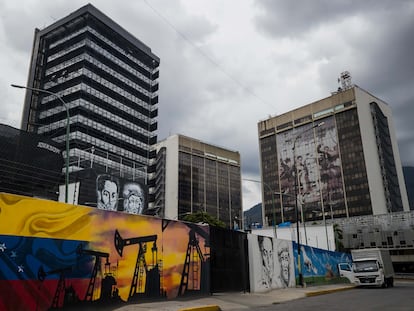 Vista externa de uno de los edificios de la empresa estatal Petróleos de Venezuela, en Caracas, Venezuela.