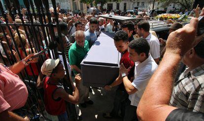 Varias personas cargan el féretro con los restos del opositor Oswaldo Payá.