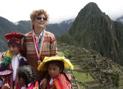 La actriz estadounidense Susan Sarandon posa con unos niños ante la ciudadela inca de Machu Picchu, donde ha culminado una visita de promoción turística de Perú.