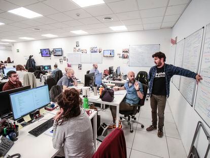 El equipo de 'laSexta columna', con su director Carlos Pastor de pie, repasa los programas de las próximas semanas.