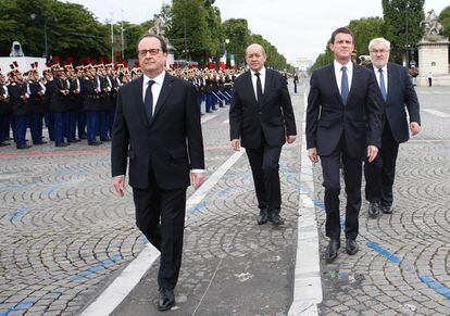 El presidente François Hollande junto al Ministro de Defensa Jean-Yves le Drian, el Primer Ministro Manuel Valls y el ministro Jean-Marc Todeschini, marchando por los Campos Eliseos.