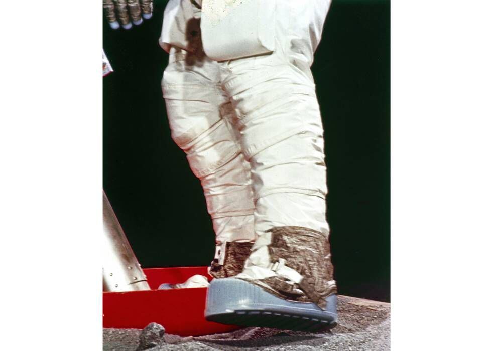 La bota que imprimió la primera huella en la superficie lunar. La gran innovación en los trajes de los astronautas fue un material especial llamado 