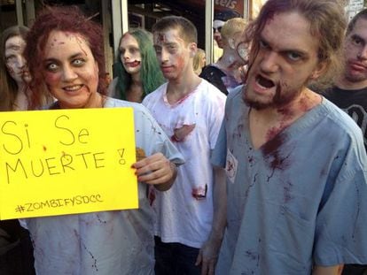 Varias personas disfrazadas de zombis ayer en San Diego.