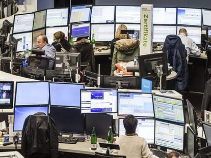 Operadores de mercado trabajan en la Bolsa de Fráncfort, Alemania EFE