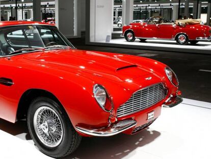 Un Aston Martin DB6 Coupe de 1966, en el sal&oacute;n del motor Grand Basel, en Basilea (Suiza).