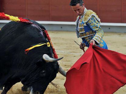Diego Urdiales, ante uno de los toros de su lote en Albacete.