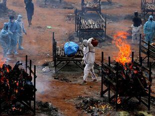 Piras funerarias, este lunes a las afueras de Bangalore (India).