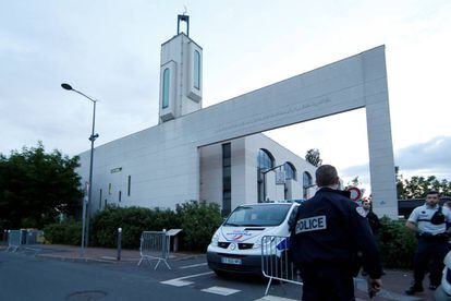 Agentes en la mezquita de Cr&eacute;teil tras el frustrado ataque