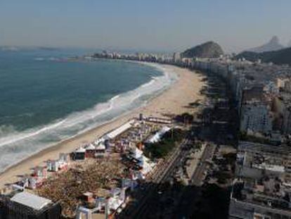 Panorámica de la playa de Copacabana en Río de Janeiro (Brasil). EFE/Archivo