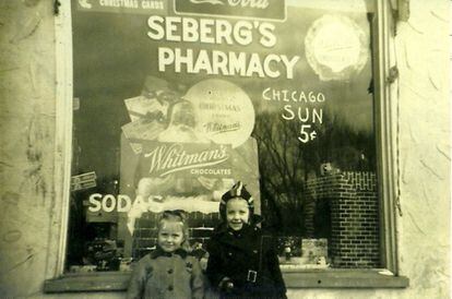 Con el escaparate de la farmacia familiar de fondo, Jean Seberg posa junto a su hermana en 1940.