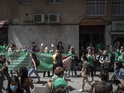 Concentració de la PAH para frenar el desnonament de Liliana, a l'Hospitalet del Llobregat. 