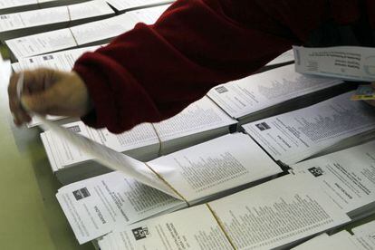 Paperetes en un col·legi electoral de Terrassa (Barcelona) a les eleccions autonòmiques catalanes del 25-N.