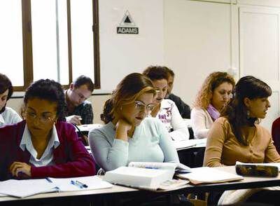 Alumnos preparando sus oposiciones durante una clase realizada en el Centro de Estudios Adams.