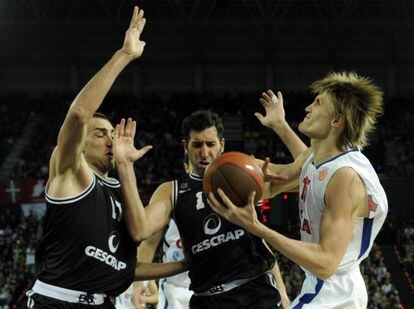Kirilenko intenta anotar ante la oposición de Mumbrú y Hervelle.