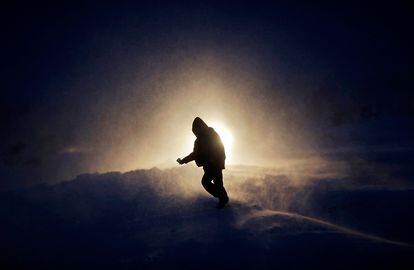 Una persona camina a través de una tormenta de nieve en el campamento Oceti Sakowin para evitar la construcción de un oleoducto debajo del Lago Oahe (Dakota del Norte), el 29 de noviembre de 2016.