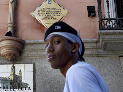 Placa conmemorativa del asesinato en 1578 de Juan Escobedo, en la confluencia de la calle de la Almudena con Mayor.