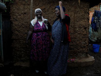 La estudiante de secundaria Jackline Bosibori, de 17 años, embarazada, junto a su madre Ann Kemunto, en su casa en la aldea de Lindi, barrio chabolista de Kibera, Nairobi, Kenia.