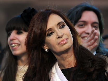 Cristina Fernández de Kirchner junto a sus hijos, Florencia y Máximo.