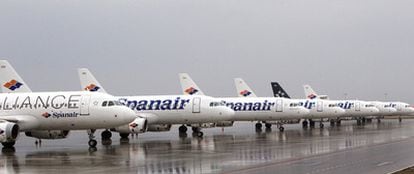 Aviones de Spanair aparcados en un extremo del aeropuerto de El Prat, en Barcelona.