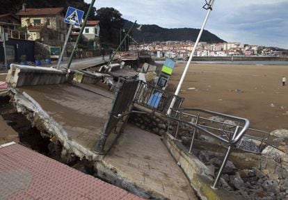 <b>Entre Lekeitio y Mendexa.</b> En la imagen, parte de los daños provocados por el temporal en la carretera que une las localidades vizcaínas de Lekeitio y Mendexa el pasado 3 de febrero.