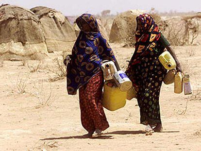 Dos mujeres caminan en busca de agua en Etiopía, durante la sequía que afectó a este país en 2000.