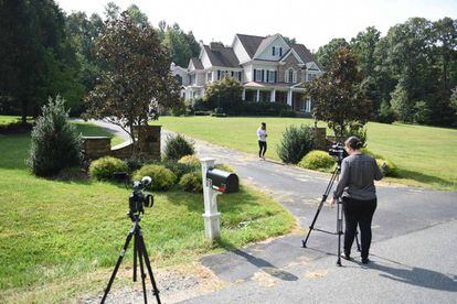 Periodistas ante la casa a nombre del supuesto topo de la CIA en Stafford (Virginia).