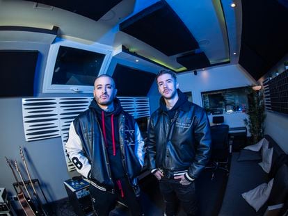 Fernando Hisado (Waor) y Gonzalo Cidre (Natos), el pasado 11 de noviembre en su estudio de grabación del centro de Madrid.
