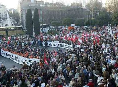 Los manifestantes contra la invasión de Irak, en su recorrido por el paseo de Recoletos, de Madrid.