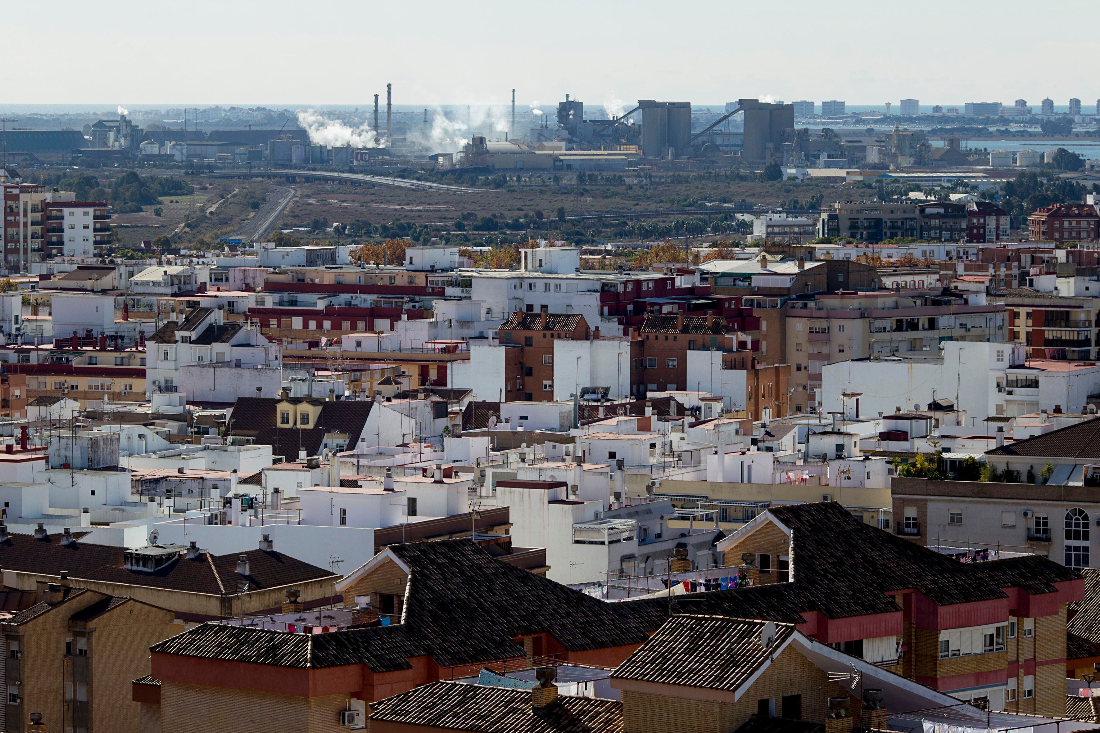 Vista de la ciudad de Huelva, con su polo químico en segundo plano.