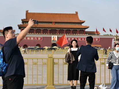 Turistas se fotografían en la plaza de Tiananmen, en Pekín (China), el pasado octubre.