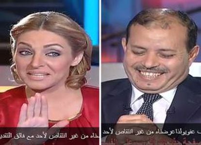 La reportera Zina al-Jarhi y el ministro de Información, Salah Abdel Maqsud