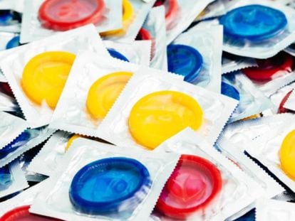 Sanidad lanza una campaña para que los jóvenes usen el preservativo ante el repunte de la gonorrea