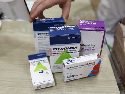 Cajas de varios medicamentos que tienen a la azitromicina como principio activo.