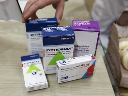 Cajas de varios medicamentos que tienen a la azitromicina como principio activo.