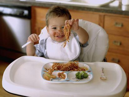 Beb&eacute; comiendo alimentos s&oacute;lidos