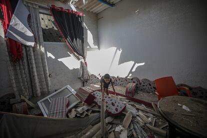 Un niño palestino camina entre escombros de su casa familiar, destruida tras el bombardeo israelí en el campo de refugiados de Jabaliya, al norte de la franja de Gaza