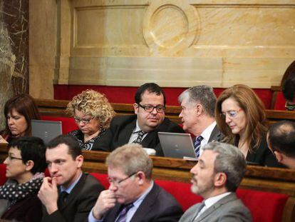 De izquierda a derecha, Núria Ventura, Marina Geli y Joan Ignasi Elena ocupan esta mañana la penúltima bancada en el Parlament.