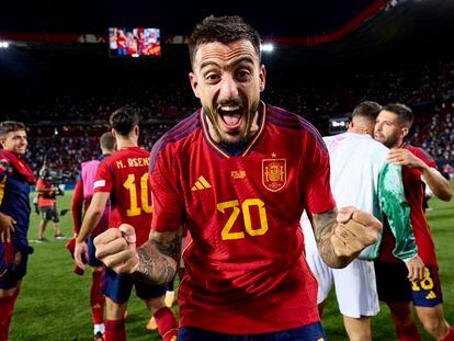 El delantero de la selección española de fútbol Joselu celebra la victoria tras la segunda semifinal de la Liga de Naciones que España e Italia disputaron este jueves en el Twente Stadion, en Enschede.