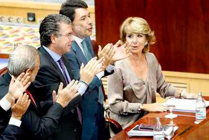 Esperanza Aguirre y varios consejeros en la Asamblea de Madrid.