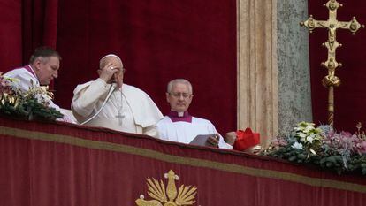 El papa Francisco, durante el mensaje 'Urbi et Orbi', este lunes en la basílica de San Pedro del Vaticano.