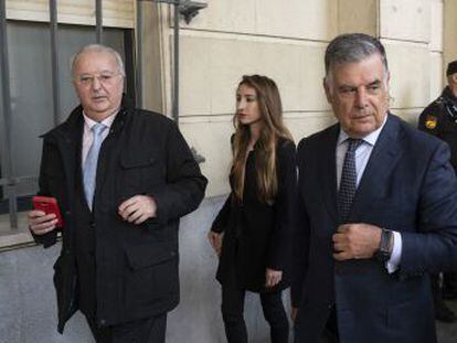 El tribunal impone medidas cautelares a dos exconsejeros y dos ex directores generales hasta que el Supremo se pronuncie