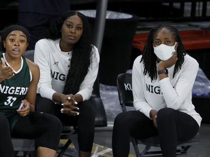 Las hermanas Ogwumike. De izquierda a derecha, Erica, Chiney y Nneka (con mascarilla), durante el amistoso disputado entre Nigeria y Estados Unidos en Las Vegas este lunes.