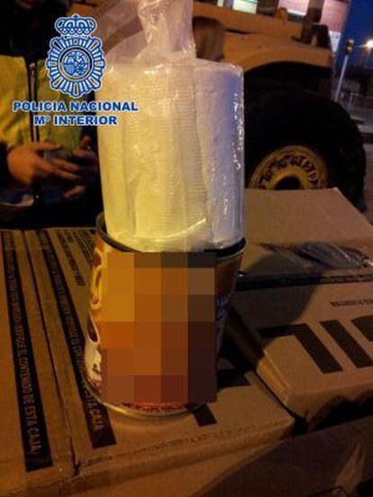 La cocaína estaba oculta en un contenedor con un cargamento legal de latas de café en polvo.