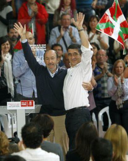 Rubalcaba (derecha), y el candidato socialista a la reelección a 'lehendakari', Patxi López, ayer en un acto de campaña.