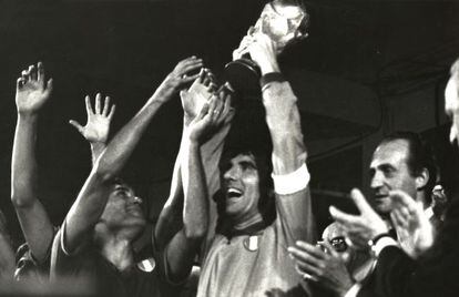 Zoff levanta la Copa del Mundo ante el rey Juan Carlos.